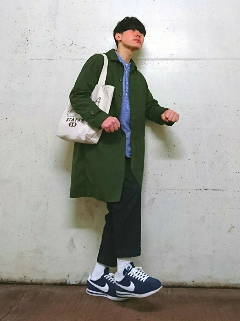 グリーン系のステンカラーコート、その他のシャツ/ブラウス、ホワイト系のトートバッグを着用したメンズの春コーディネートの1枚目の写真