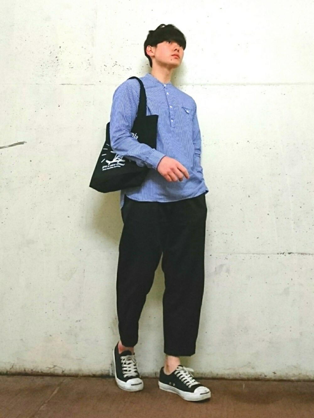 その他のシャツ/ブラウス、ブラック系のチノパンツ、ブラック系のスニーカーを着用したメンズの夏コーディネートの1枚目の写真