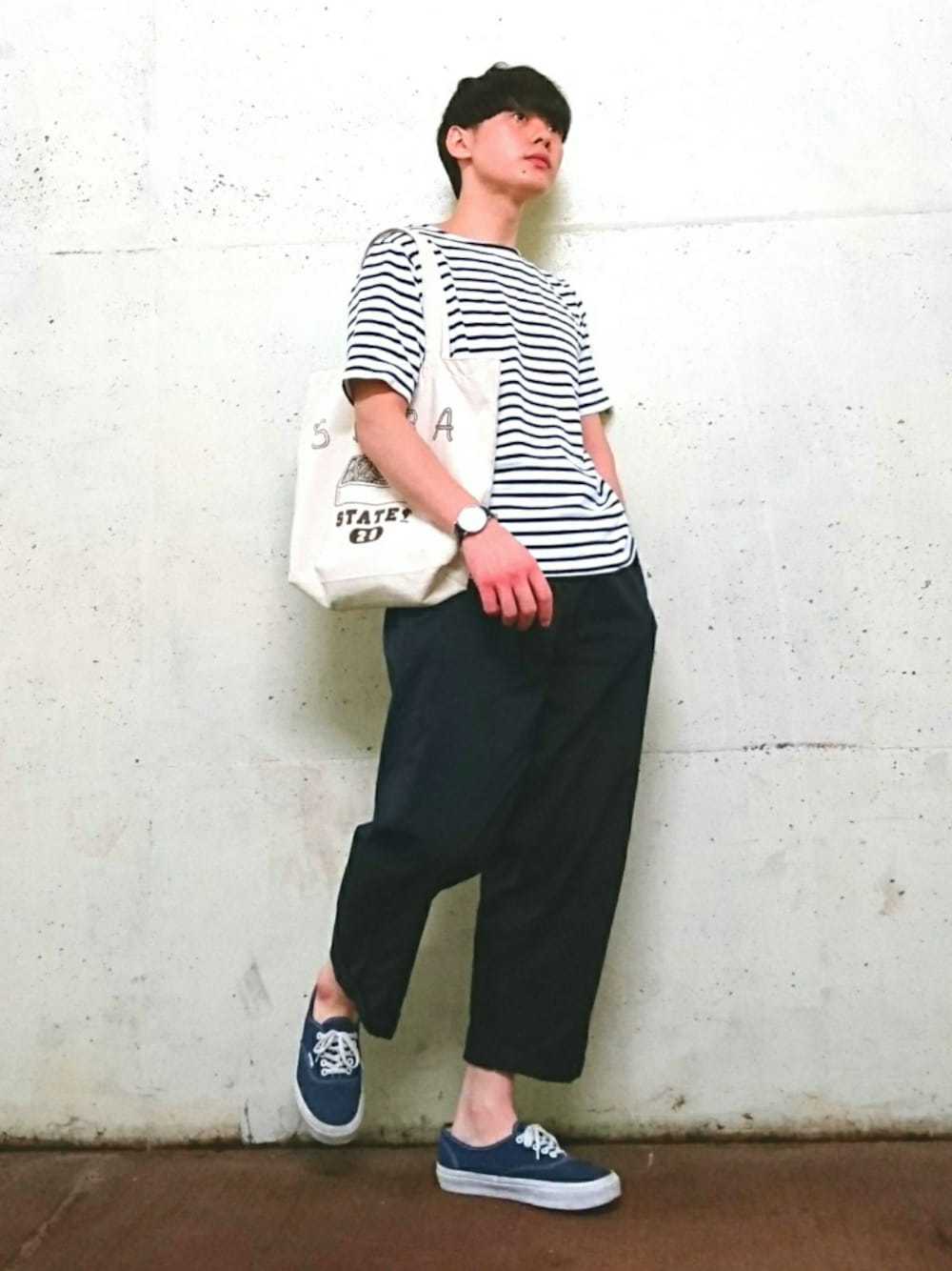 ブルー系のTシャツ/カットソー、ベージュ系のトートバッグ、ブルー系のチノパンツを着用したメンズの秋コーディネートの1枚目の写真