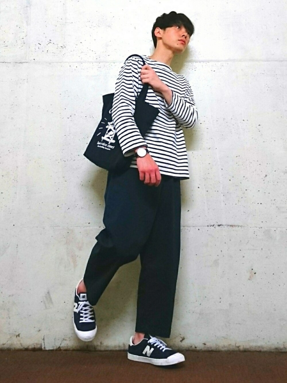 ブルー系のTシャツ/カットソー、ブルー系のトートバッグ、ブルー系のその他パンツを着用したメンズの夏コーディネートの1枚目の写真
