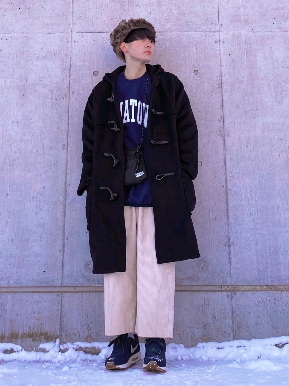 ブルー系のダッフルコート、ブルー系のスウェット、ブラック系のショルダーバッグを着用したメンズの冬コーディネートの1枚目の写真