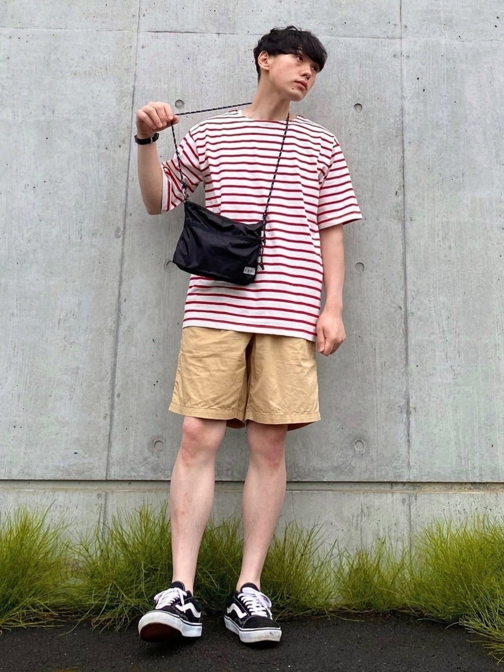 「ボーダートップス、ボーダー、赤ボーダー、ビッグシルエット、ゆるコーデ、サコッシュ、VANS、夏コーデ、TIMEX、ハーフパンツ」｜「URBAN RESEARCH Sonny LabelのマリンボーダーバスクTシャツ（Tシャツ/カットソー、レッド系）」を使った、じょりーさん（メンズ・170cm）の夏コーディネートの1枚目の写真