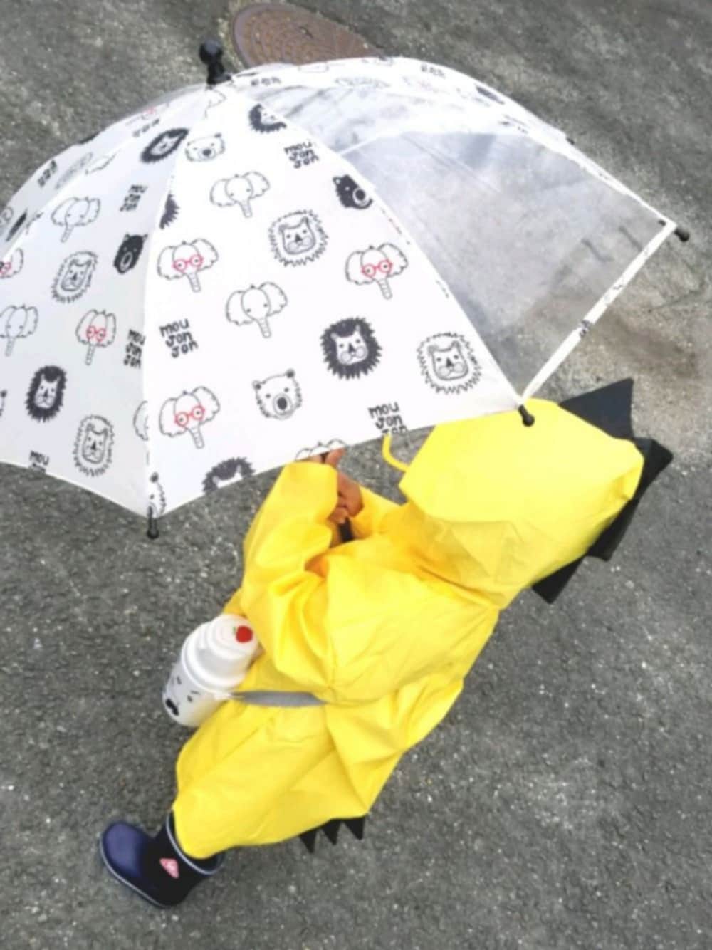 「レインコート、雨の日コーデ、長靴、怪獣、傘」｜「無印良品のアイテム（財布/小物、ホワイト系）」を使った、sotaさん（キッズ・90cm）の夏コーディネートの1枚目の写真