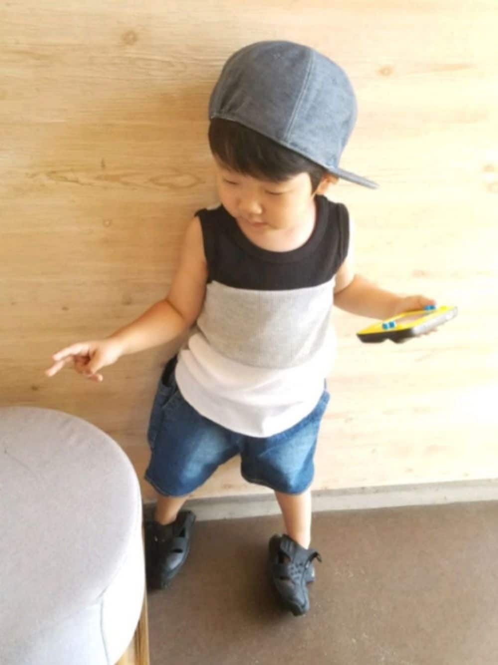 「男の子、男の子コーデ、キャップ、キャップ後ろかぶり、短パン、タンクトップ」｜「アナログゲーム機のアイテム（おもちゃ、イエロー系）」を使った、sotaさん（キッズ・90cm）の夏コーディネートの1枚目の写真
