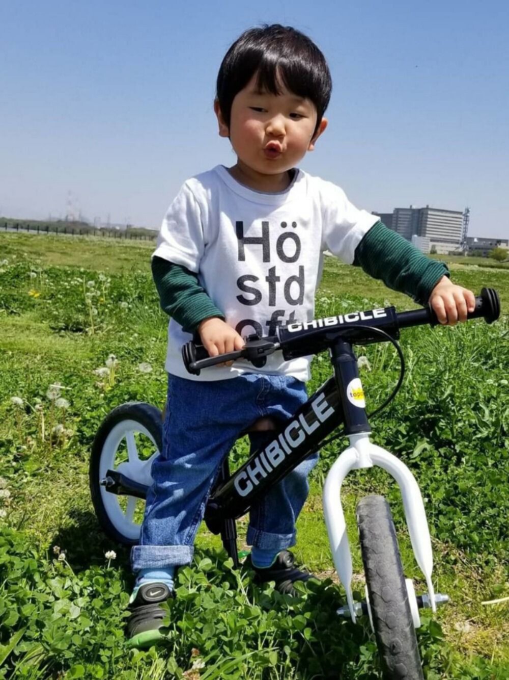 「デニム、重ね着風、ナイキ、ダイナモ、CHIBICLE、男の子」｜「NIKEのアイテム（スニーカー、ブラック系）」を使った、sotaさん（キッズ・80cm）の春コーディネートの1枚目の写真