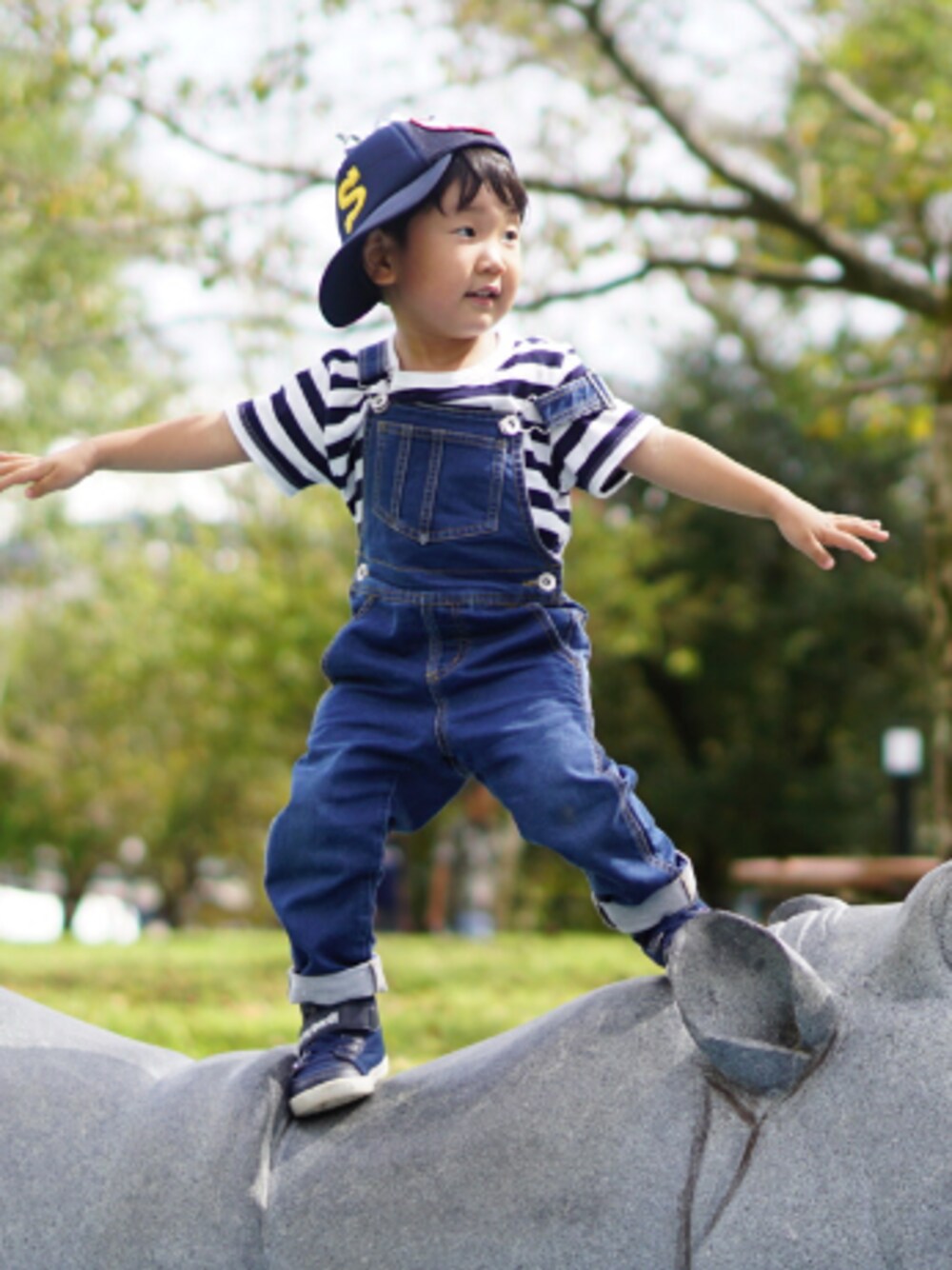「ボーダー、オーバーオール、キャップ男子、男の子、スニーカー、波乗り、カバの上」｜「B:MINGのアイテム（デニムパンツ、ブルー系）」を使った、sotaさん（キッズ・90cm）の秋コーディネートの1枚目の写真