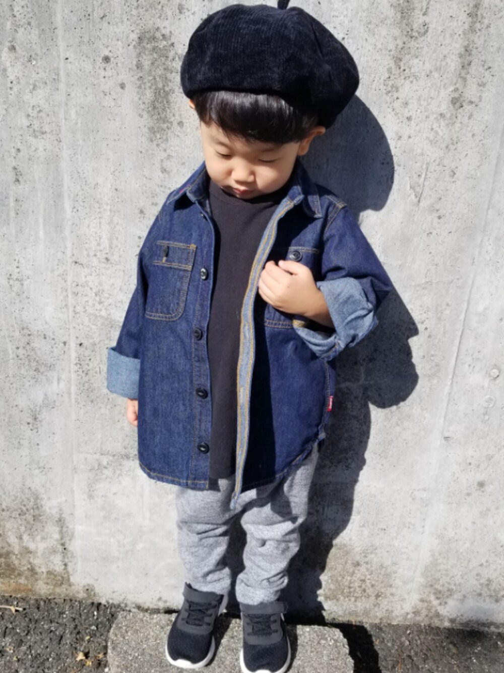 「ベレー帽、ベレー帽男子、デニム、サルエルパンツ、キッズファッション、ナイキスニーカー、シンプルコーデ、男の子」｜「韓国子供服のアイテム（ハンチング/ベレー帽、ブラック系）」を使った、sotaさん（キッズ・90cm）の秋コーディネートの1枚目の写真