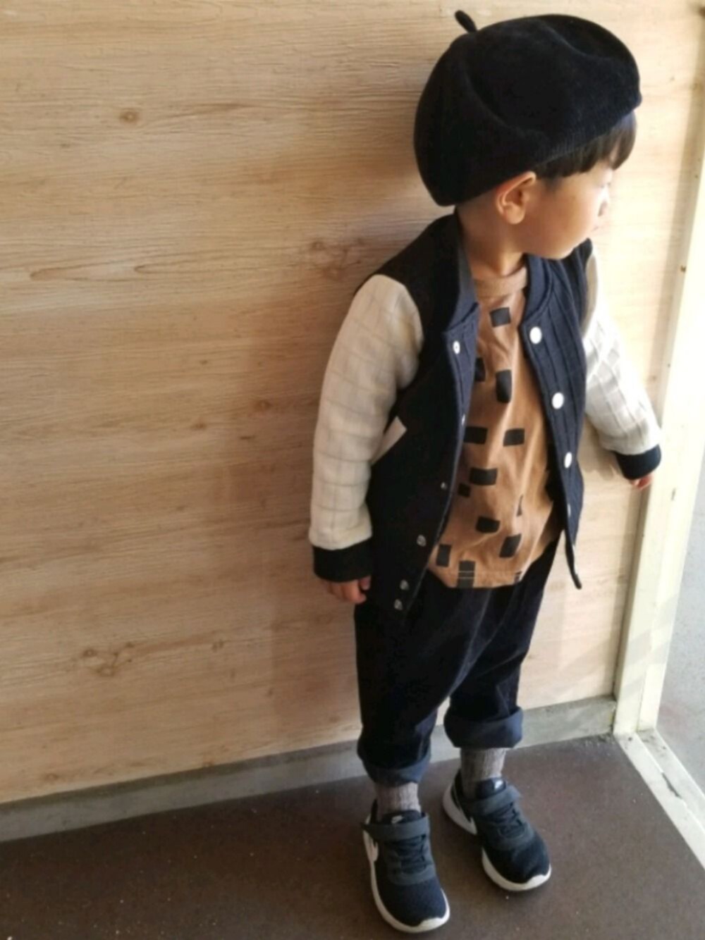 「アウターはじめました、秋のコーデ、キッズファッション、ナイキ、ベレー帽、Branshes、男の子コーデ」｜「HAT RIBBONのアイテム（ジャケット/アウター、ブラック系）」を使った、sotaさん（キッズ・90cm）の秋コーディネートの1枚目の写真
