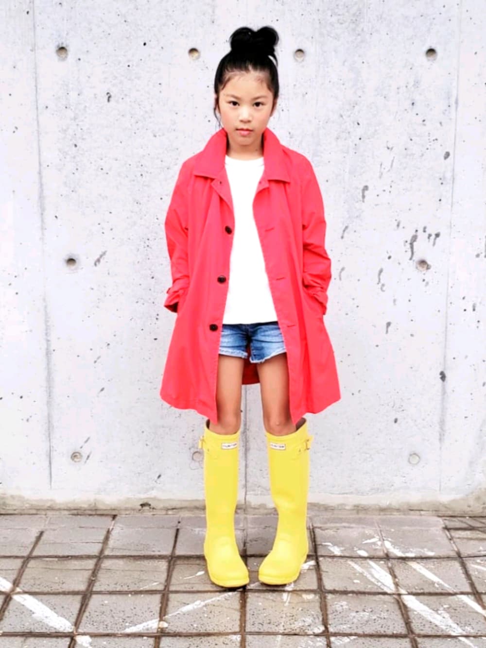「デニム、女の子コーデ、おしゃれさんと繋がりたい、kidsfashion、HUNTER、雨の日コーデ、プチプラ、キッズコーデ、キッズファッション」｜「UNIQLOのアイテム（ステンカラーコート、レッド系）」を使った、karinさん（キッズ・134cm）の冬コーディネートの1枚目の写真