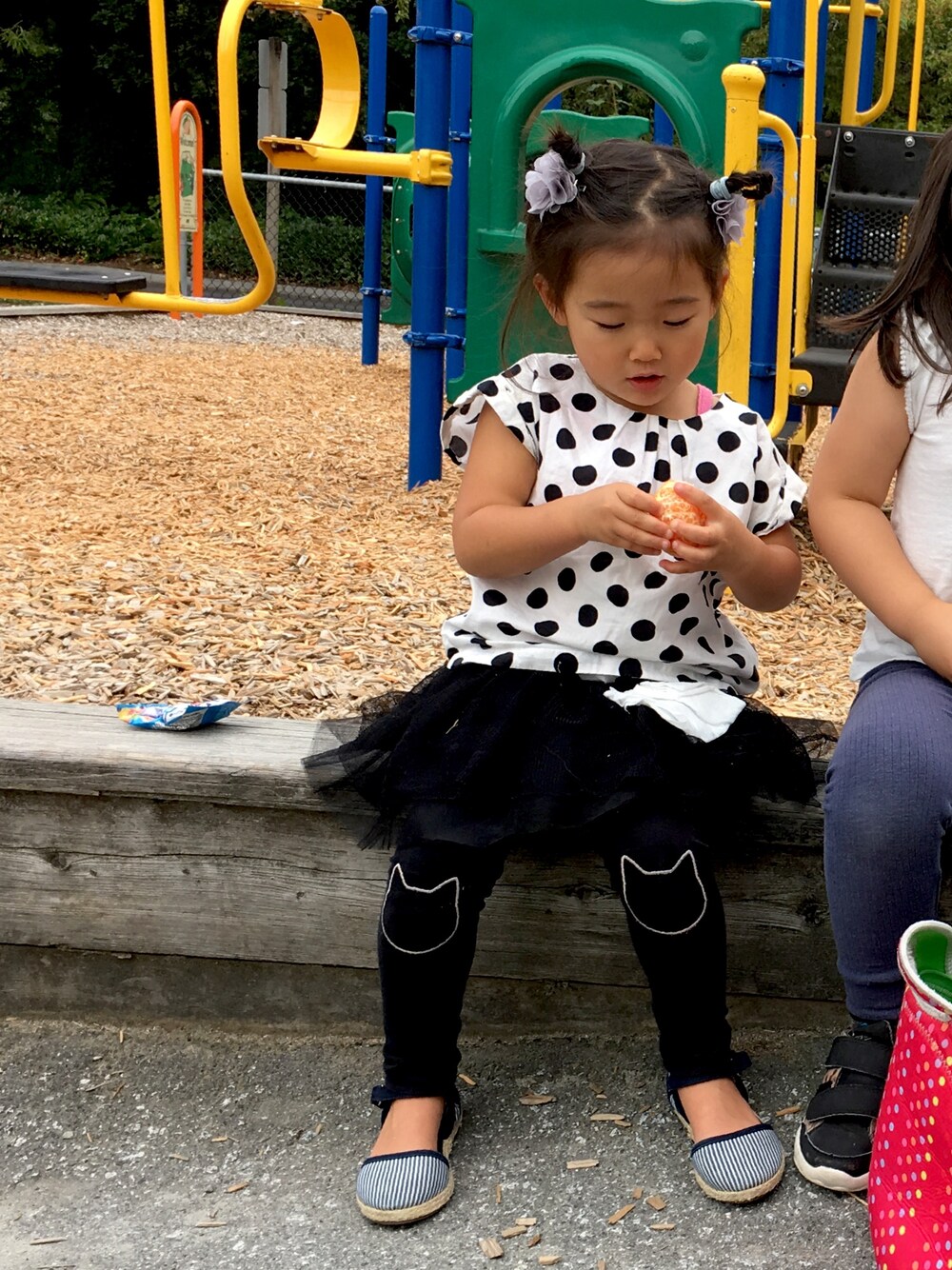 「polcadot、monotone、cute style、girly  style 」｜「GYMBOREEのアイテム（パンツ、ブラック系）」を使った、Uiさん（キッズ・104cm）の夏コーディネートの1枚目の写真