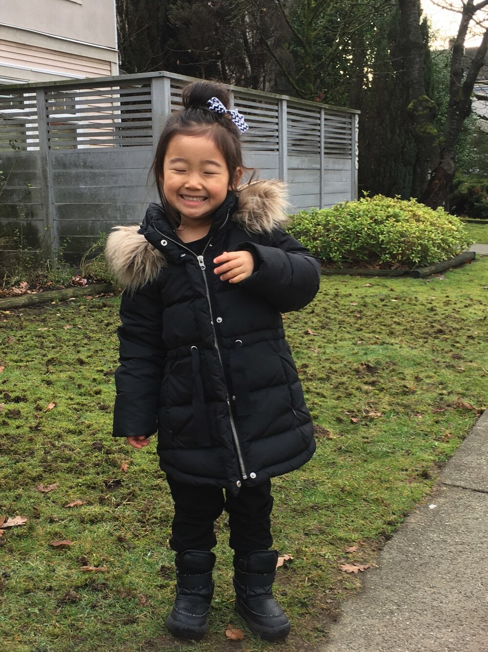 「girl、winter、ZARA KIDS、ALL BLACK、school style」｜「ZARA KIDSのアイテム（ダウンジャケット/コート、ブラック系）」を使った、Uiさん（キッズ・104cm）の冬コーディネートの1枚目の写真