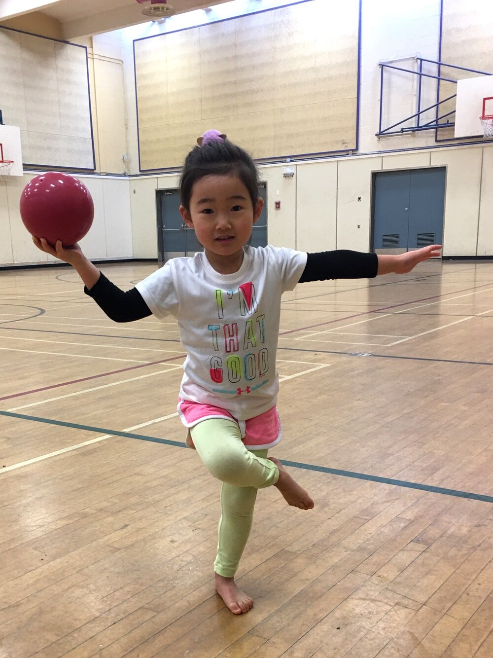 「sporty、gymnastics、neon color、nostalgic」｜「UNDER ARMOURのアイテム（Tシャツ/カットソー、ホワイト系）」を使った、Uiさん（キッズ・104cm）の冬コーディネートの1枚目の写真