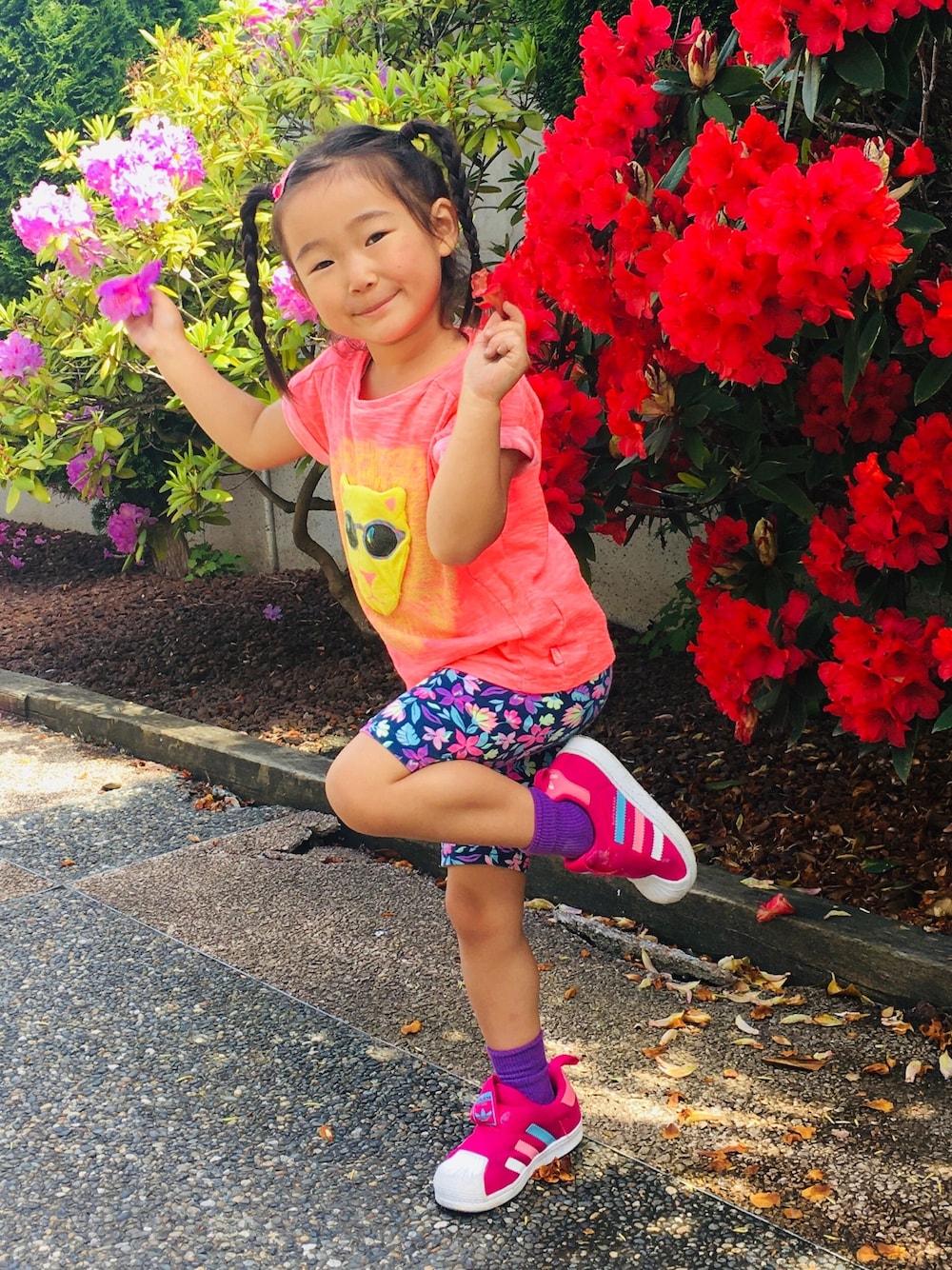 「adidasのアイテム（スニーカー、ピンク系）」を使った、Uiさん（キッズ・104cm）の春コーディネートの1枚目の写真