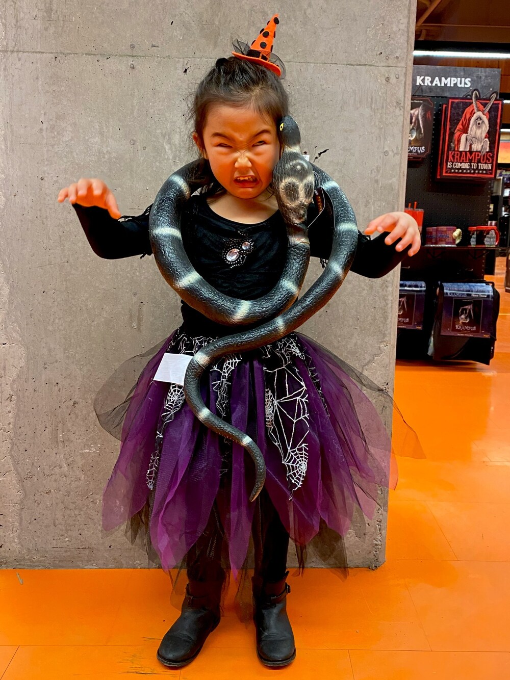 「halloween、costume、witch、girl」｜「babyGAPのアイテム（ブーツ、ブラック系）」を使った、Uiさん（キッズ・104cm）の秋コーディネートの1枚目の写真
