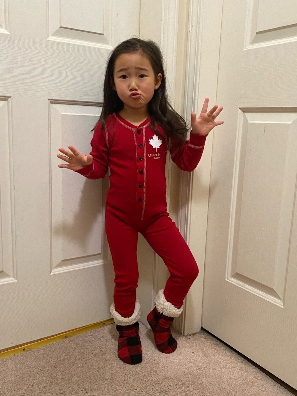 「roomwear、ONE-PIECE、cute style、girl」｜「Lazy oneのアイテム（ルームワンピース、レッド系）」を使った、Uiさん（キッズ・104cm）の秋コーディネートの1枚目の写真