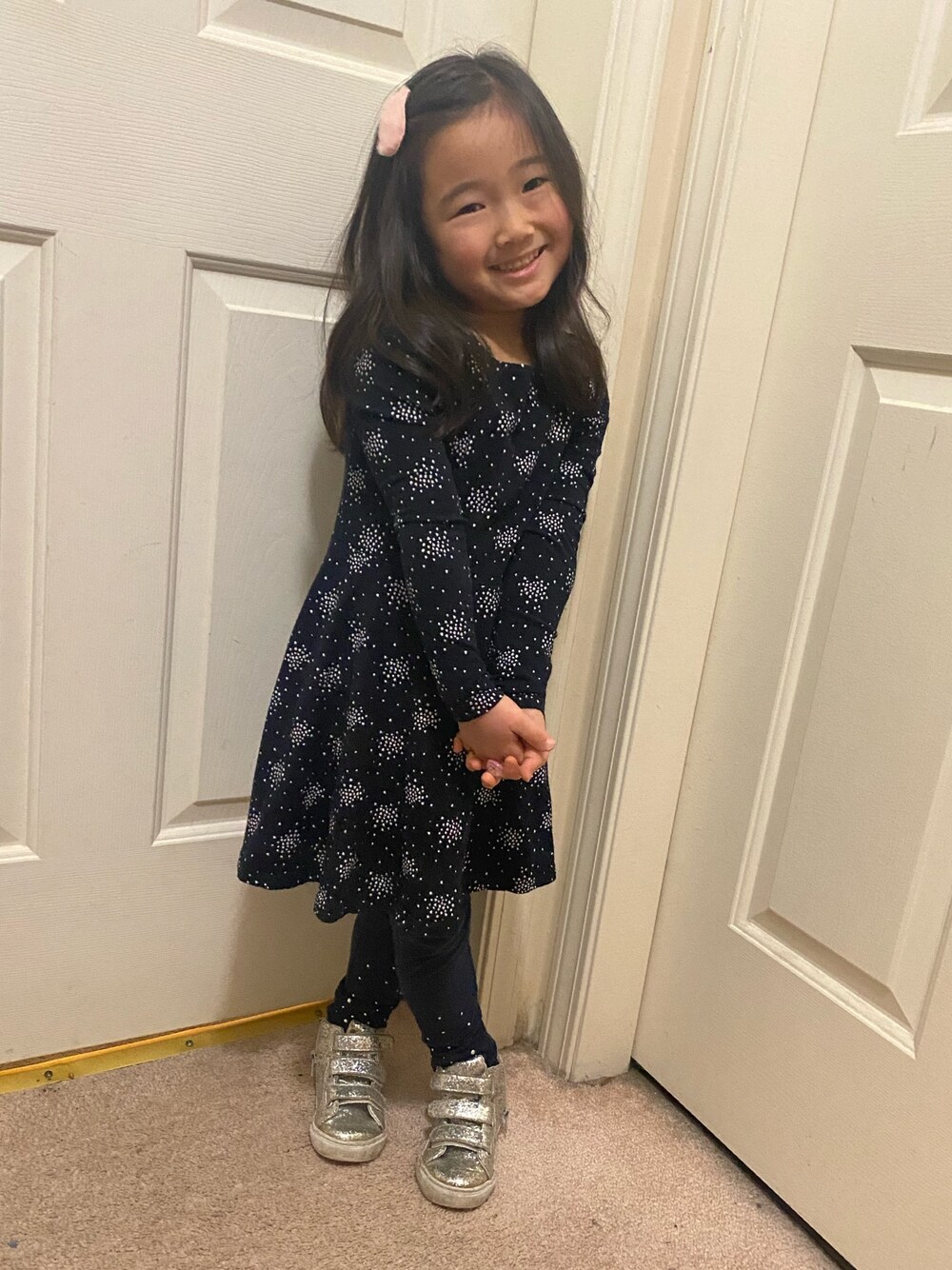 「girl、onepiece、cusual、H&M、babygap」｜「H&Mのアイテム（ワンピース、ブルー系）」を使った、Uiさん（キッズ・104cm）の冬コーディネートの1枚目の写真