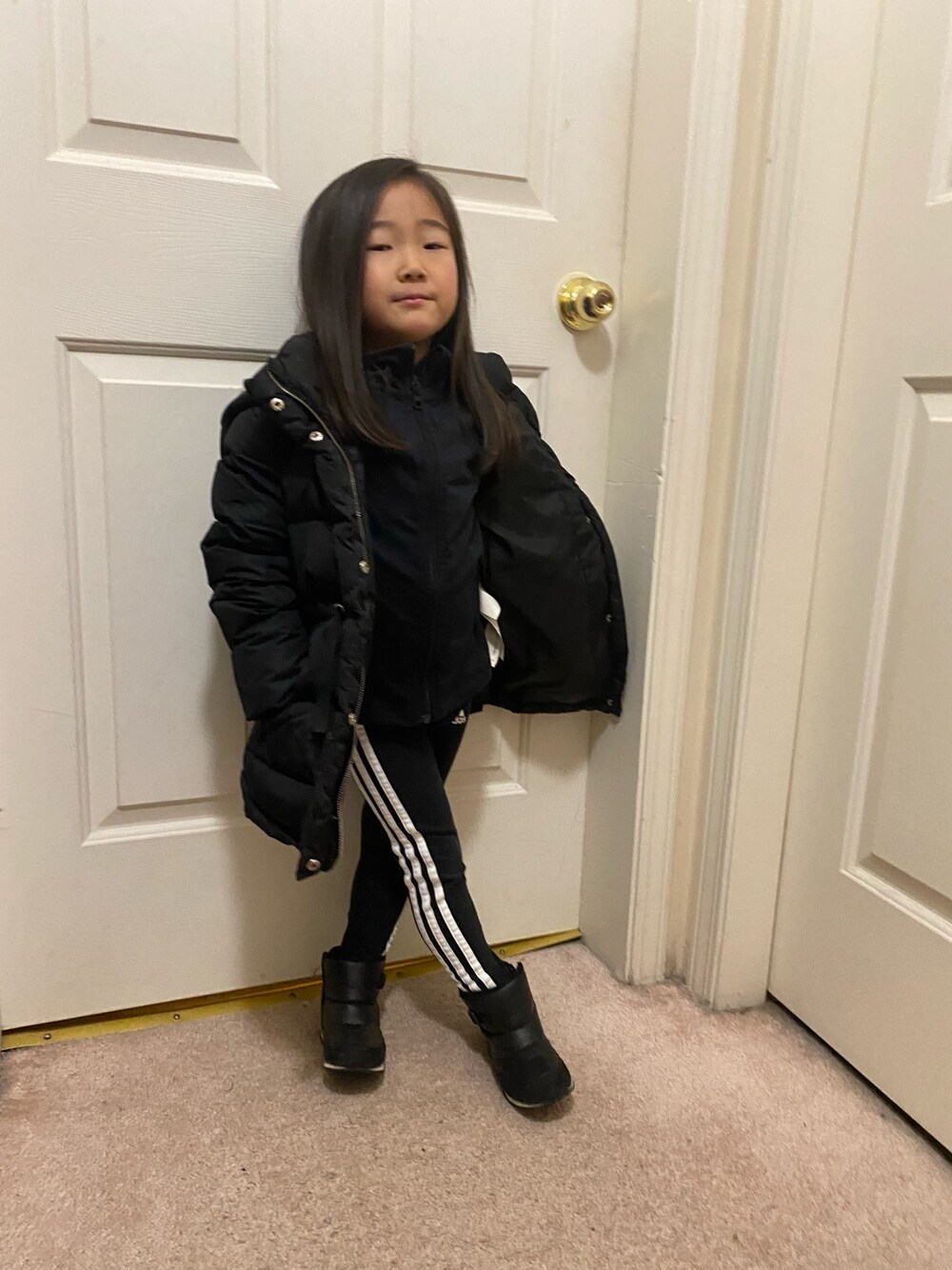 「girl、schoolgirl、sporty、activewear」｜「ZARA KIDSのアイテム（ジャケット/アウター、ブラック系）」を使った、Uiさん（キッズ・104cm）の冬コーディネートの1枚目の写真