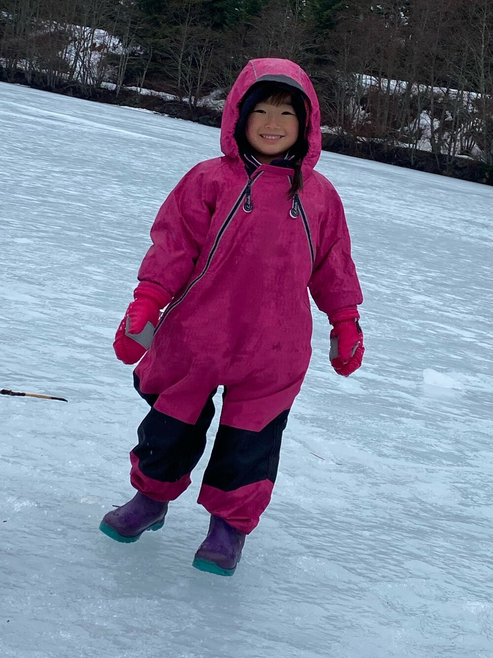 「vancouver、school style、winter、whistler、girl」｜「Calikidsのアイテム（つなぎ/オールインワン、ピンク系）」を使った、Uiさん（キッズ・104cm）の春コーディネートの1枚目の写真