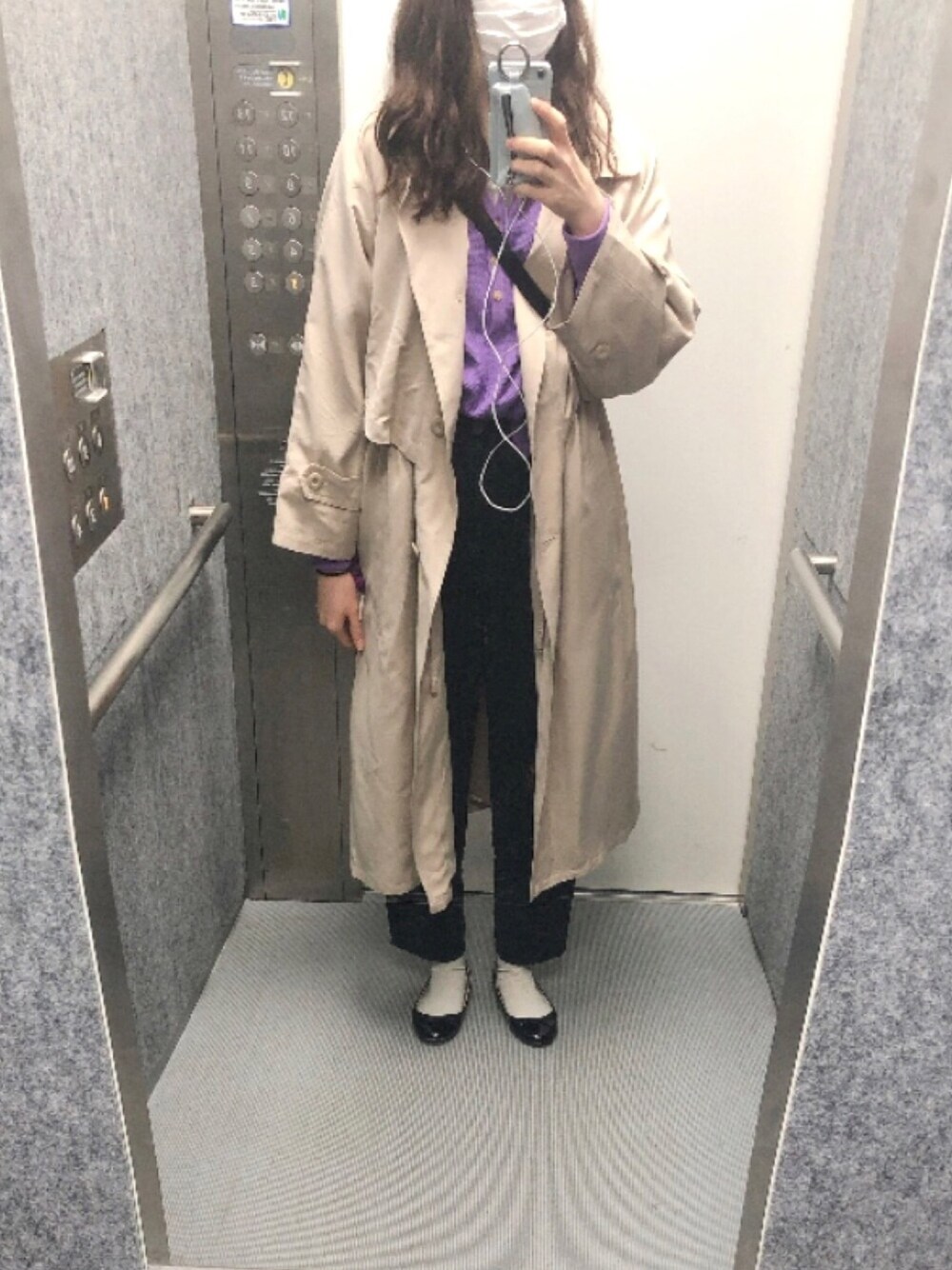 「JEANASISのルーズクラッシュデニムパンツ/778406（デニムパンツ、ブラック系）」を使った、komさん（レディース・163cm）の春コーディネートの1枚目の写真