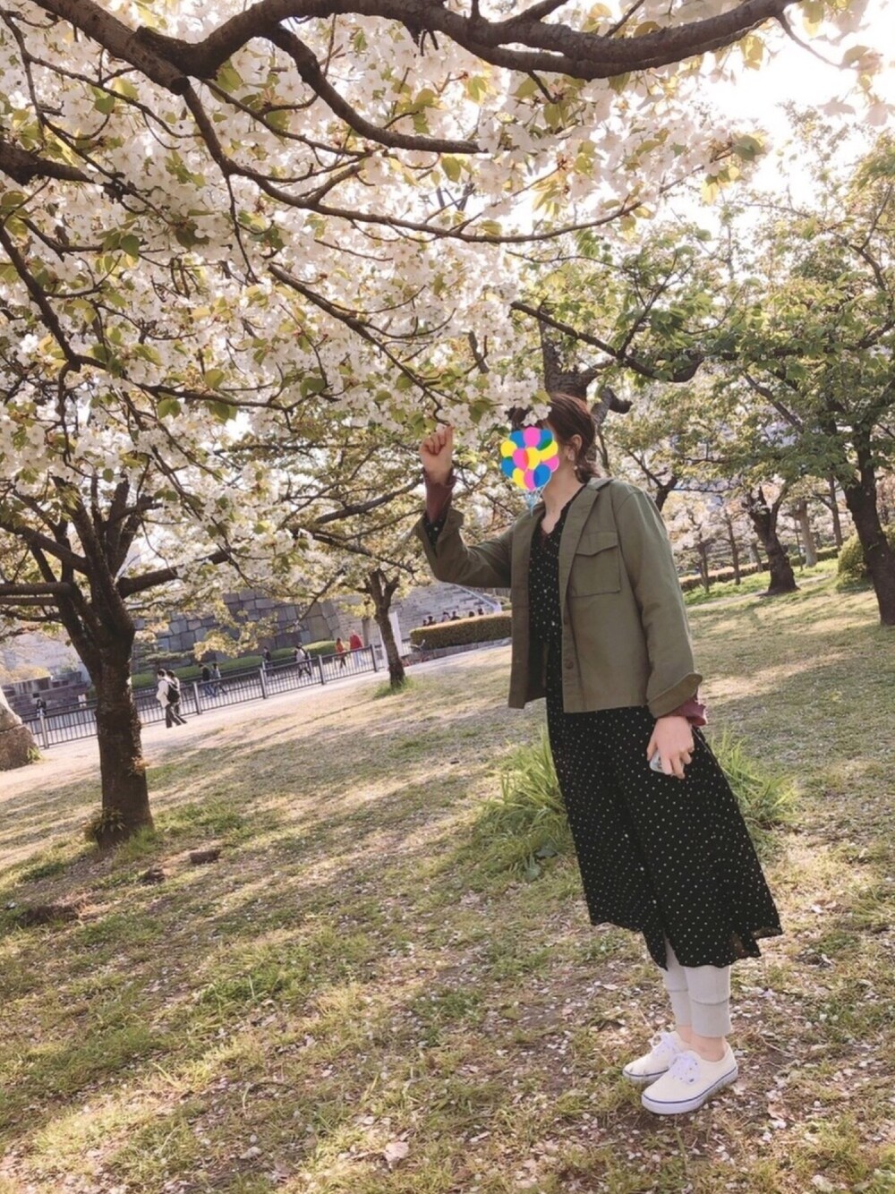 「お花見、春コーデ、ワンピース、シンプルコーデ」｜「UNIQLOのアイテム（ミリタリージャケット、グリーン系）」を使った、komさん（レディース・163cm）の春コーディネートの1枚目の写真