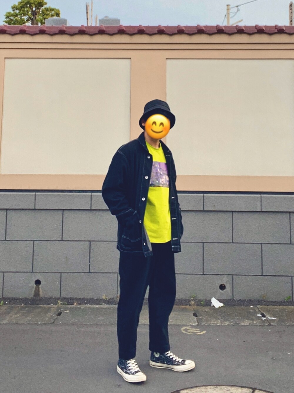 ブラック系のその他アウター、ブラック系のデニムパンツ、イエロー系のTシャツ/カットソーを着用したメンズの春コーディネートの1枚目の写真