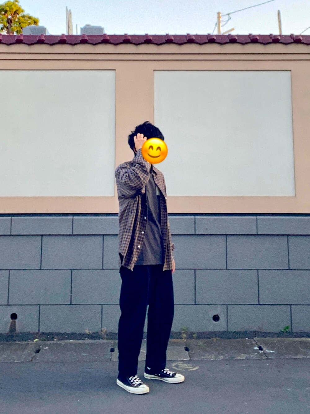 「カジュアル、シャツスタイル、黒、チェックシャツ、コンバース、コンバーストウキョウ、メイドインジャパン」｜「CONVERSE TOKYOのロゴパイピングチェックシャツ（シャツ/ブラウス、ブルー系）」を使った、ころさん（メンズ・170cm）の春コーディネートの1枚目の写真