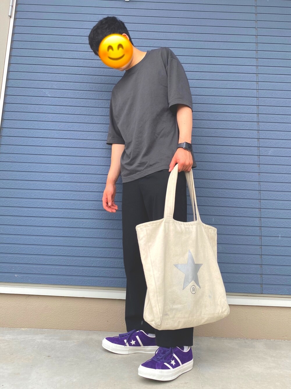 「夏コーデ、UNIQLO、Tシャツ、ラフ、コンバース、エアリズムコットンオーバーサイズTシャツ(５分袖)、ブラック、差し色」｜「UNIQLOのアイテム（Tシャツ/カットソー、グレー系）」を使った、ころさん（メンズ・170cm）の夏コーディネートの1枚目の写真