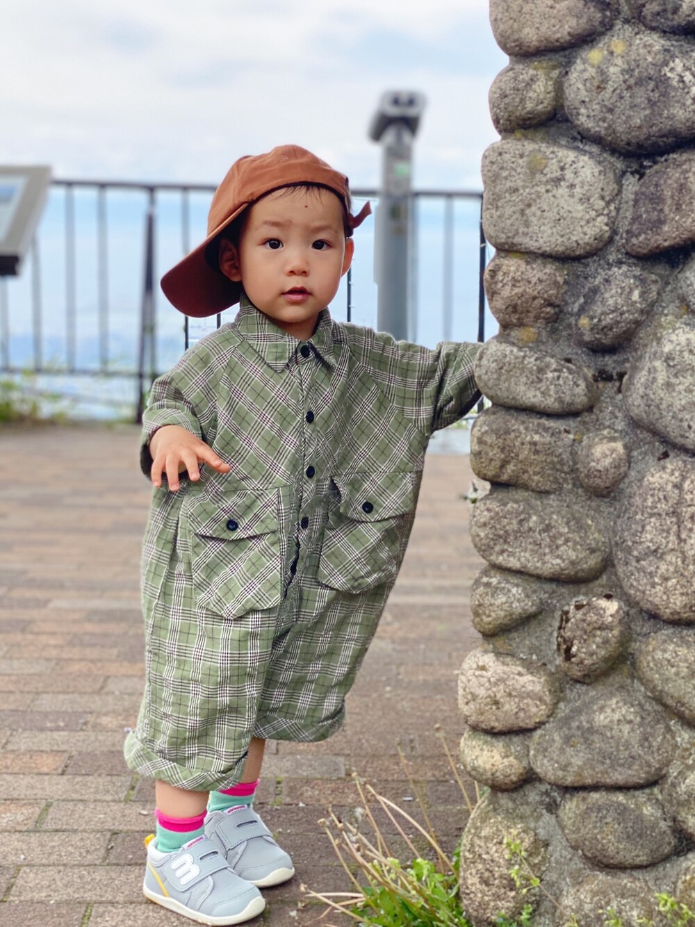 「no brandのアイテム（つなぎ/オールインワン、グリーン系）」を使った、カチさん（キッズ・80cm）の春コーディネートの1枚目の写真