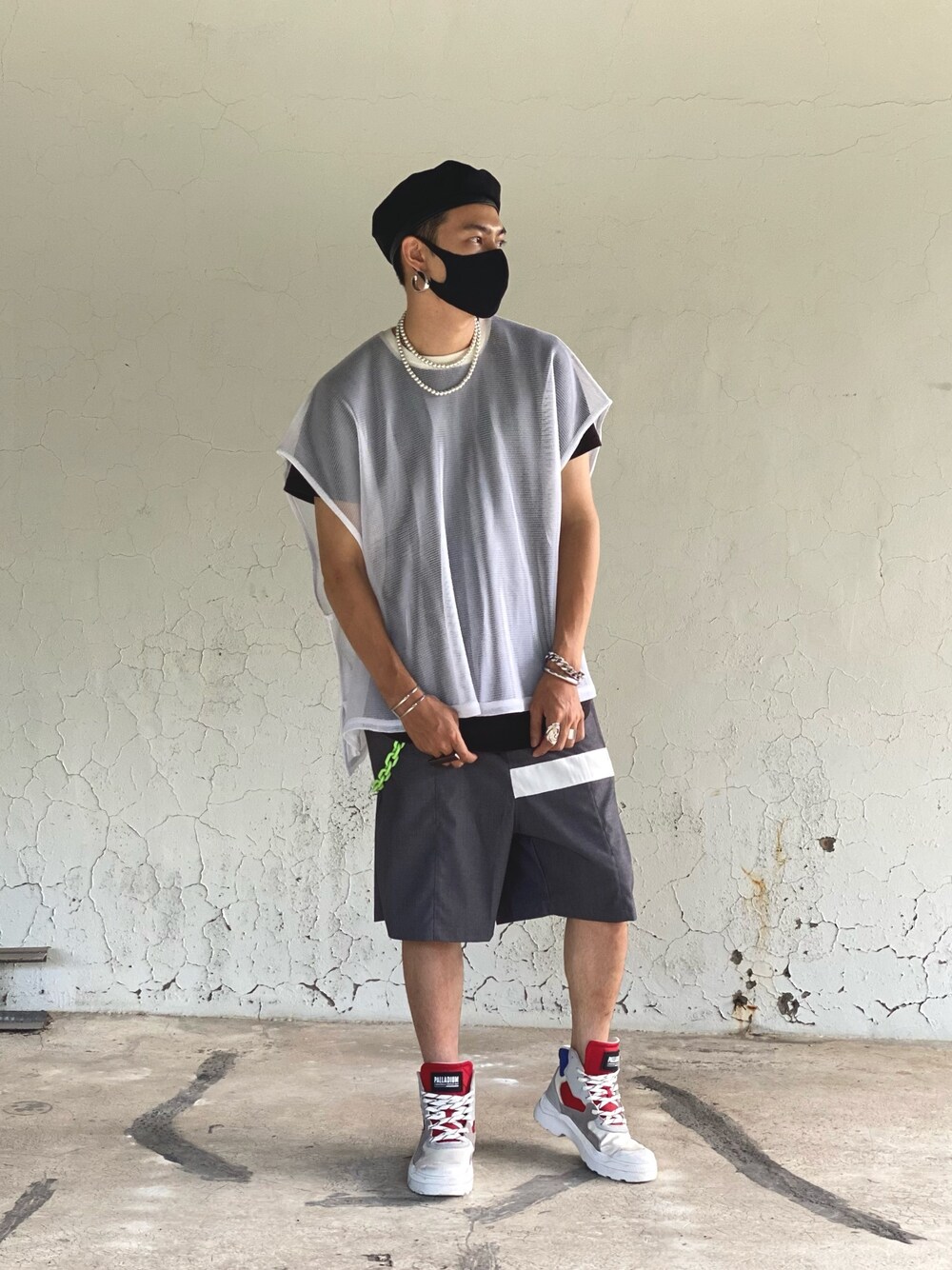 「ootd、街頭穿搭、球鞋、oversize、黑白搭配、運動搭配、貝雷帽、街頭、夏天、休閒」｜「good logoのアイテム（ベスト、ホワイト系）」を使った、ctboi さん（メンズ・175cm）の夏コーディネートの1枚目の写真