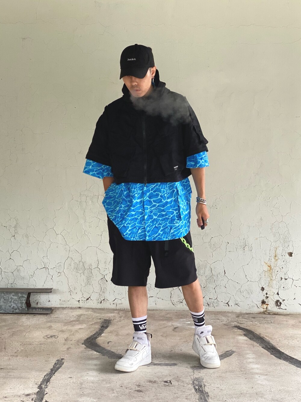「ootd、街頭穿搭、街頭、球鞋、休閒、nike、工裝褲、背心、襯衫、oversize」｜「Octo gambolのアイテム（シャツ/ブラウス、ブルー系）」を使った、ctboi さん（メンズ・175cm）の夏コーディネートの1枚目の写真