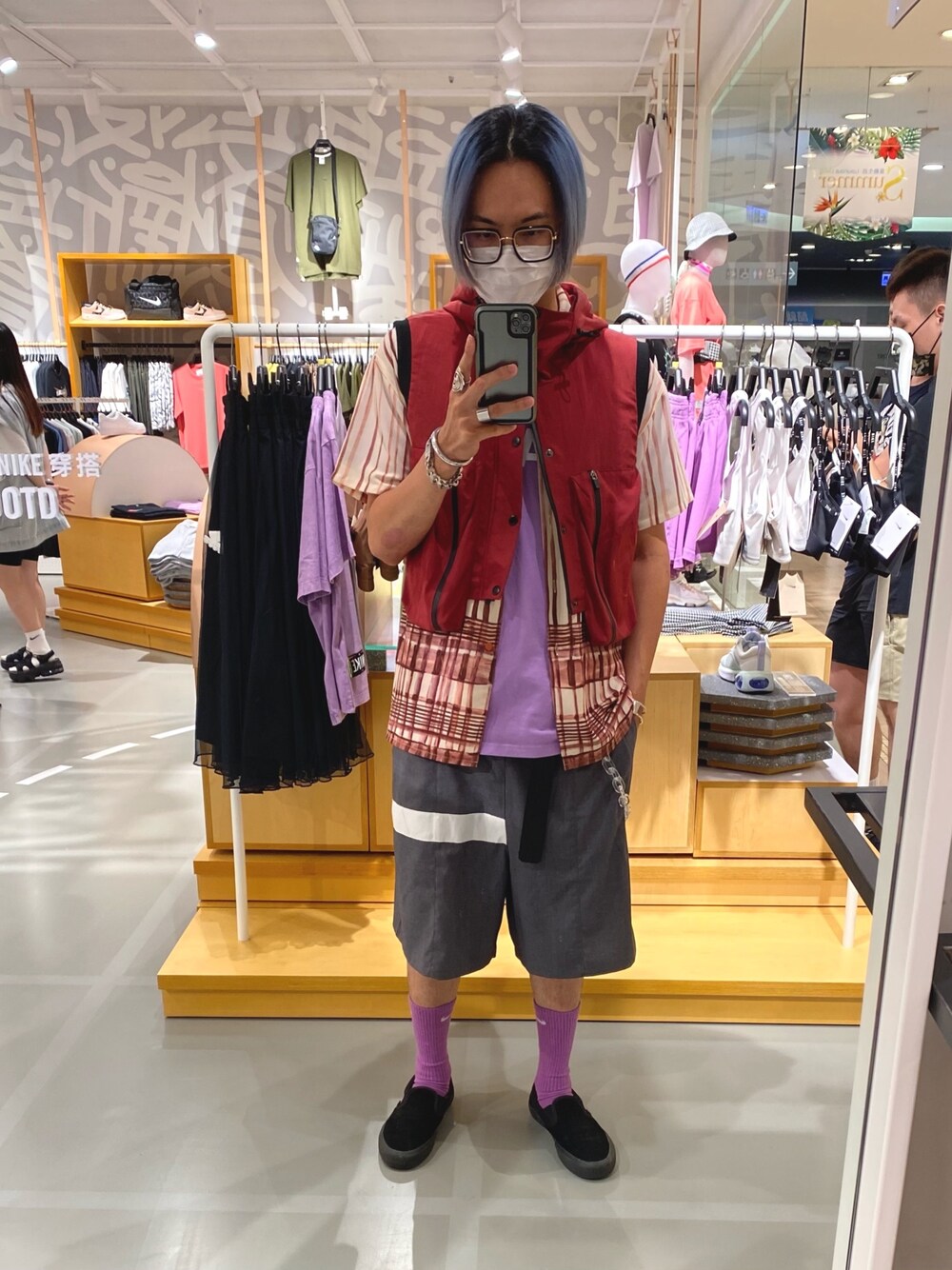 「ootd、ootdtw、fashion、fashion blogger、街頭穿搭、nike、VANS、oversize、日系极简、休日スタイル」｜「weavismのアイテム（ベスト、レッド系）」を使った、ctboi さん（メンズ・175cm）の夏コーディネートの1枚目の写真
