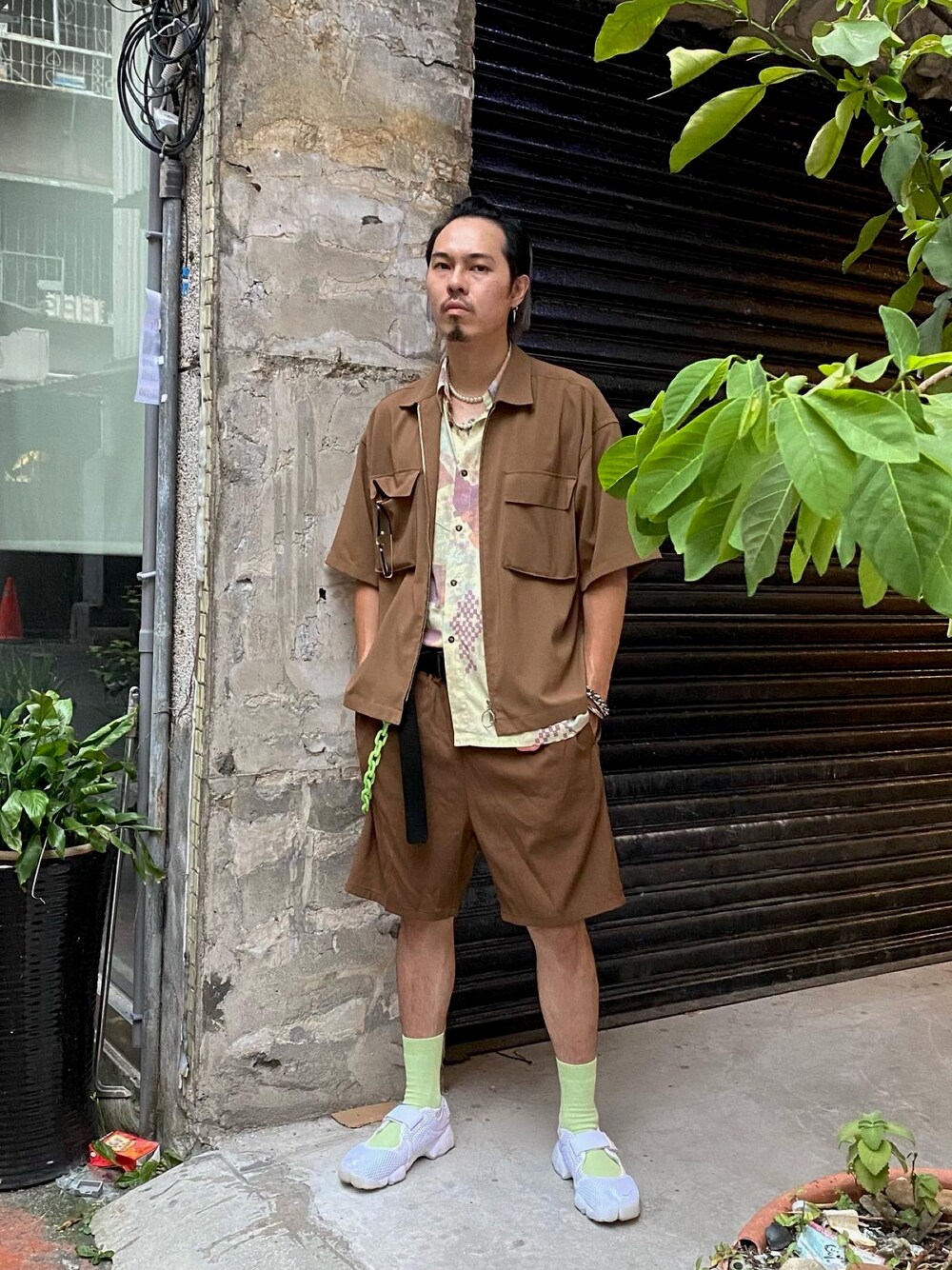 「ootd、ootdtw、fashion、fashion blogger、日系極簡、日系极简、街頭穿搭、休日スタイル、休日コーデ、休閒」｜「MONKEY TIMEのアイテム（シャツ/ブラウス、ブラウン系）」を使った、ctboi さん（メンズ・175cm）の夏コーディネートの1枚目の写真