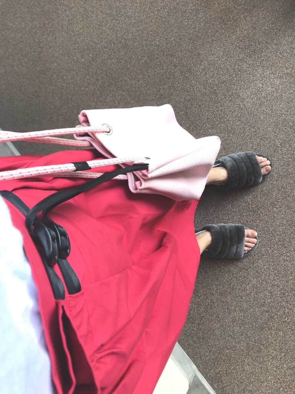 「休日スタイル、ちょっとそこまで、スカート×サンダル、コンバース、converse、CONVERSE TOKYO、UGG」｜「Gramicciの【GRAMICCI×emmi】スカート（スカート、ピンク系）」を使った、aliyさん（レディース・170cm）の春コーディネートの1枚目の写真