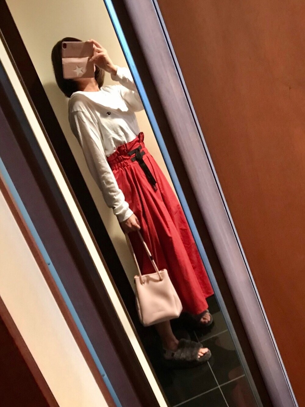 「休日スタイル、ちょっとそこまで、スカート×サンダル、コンバース、converse、CONVERSE TOKYO、UGG、Champion」｜「Gramicciの【GRAMICCI×emmi】スカート（スカート、ピンク系）」を使った、aliyさん（レディース・170cm）の春コーディネートの1枚目の写真