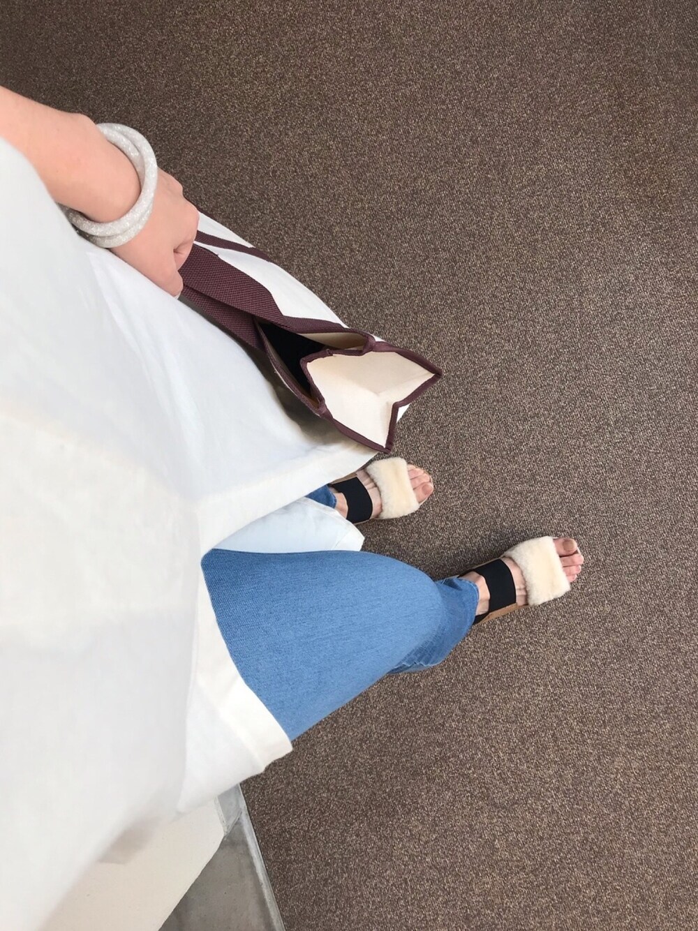 「休日スタイル、ちょっとそこまで、というかスーパーまで、ゆるコーデ、レギンス×サンダル、ユニクロ、UGG」｜「GALLARDAGALANTEのフロントスリットチュニック【オンラインストア限定商品】（Tシャツ/カットソー、ホワイト系）」を使った、aliyさん（レディース・170cm）の春コーディネートの1枚目の写真