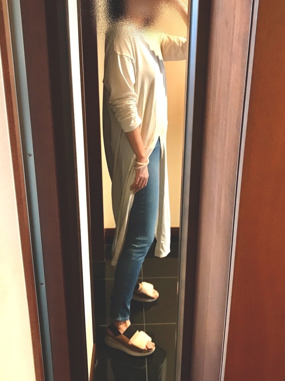 「休日スタイル、ちょっとそこまで、ゆるコーデ、レギンス×サンダル、ユニクロ、UGG、パンツの丈問題」｜「UGGのUGG/アグ/SILVERLAKE（サンダル、ベージュ系）」を使った、aliyさん（レディース・170cm）の春コーディネートの1枚目の写真