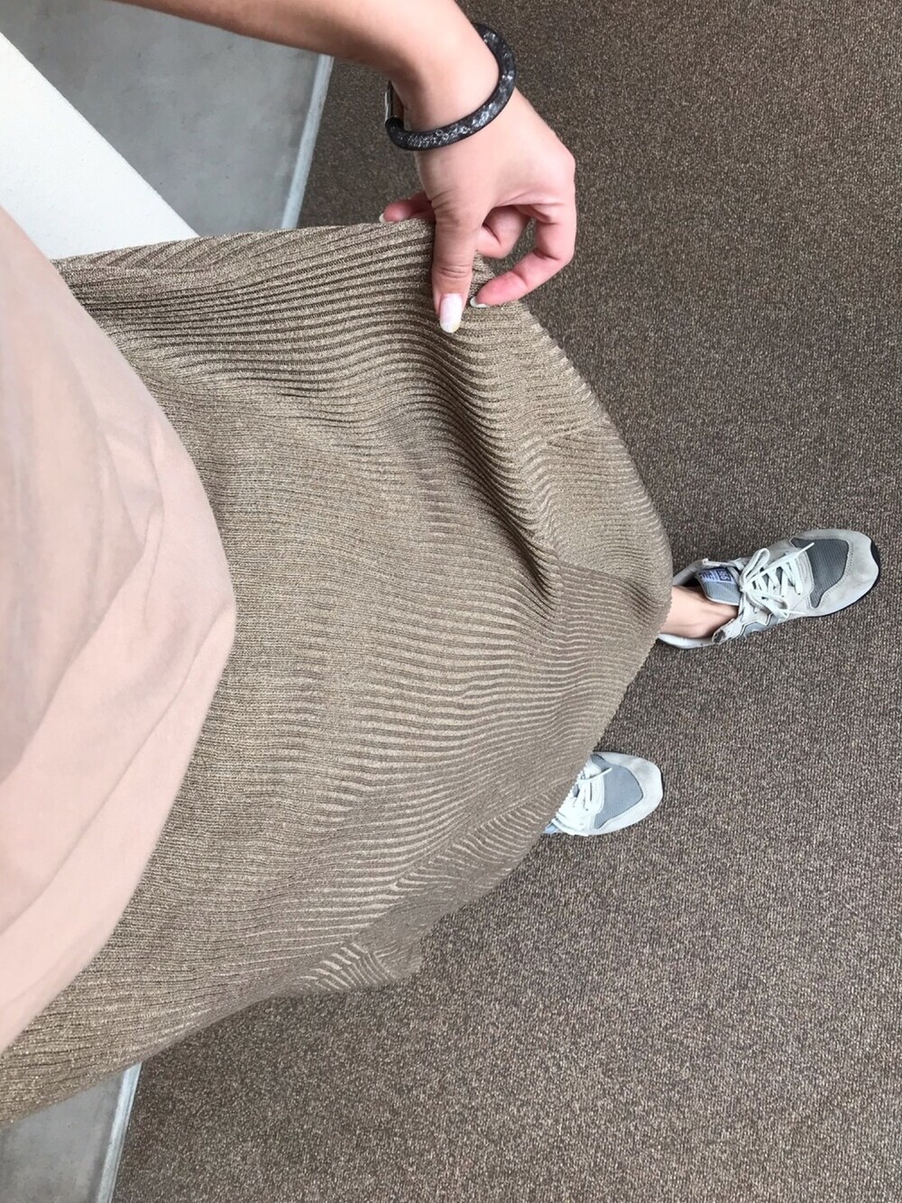 「休日スタイル、大人カジュアル、ちょっとそこまで、スカート×スニーカー、MSGM、COEL、New Balance」｜「COELのラメニットスカート（スカート、ゴールド系）」を使った、aliyさん（レディース・170cm）の春コーディネートの1枚目の写真