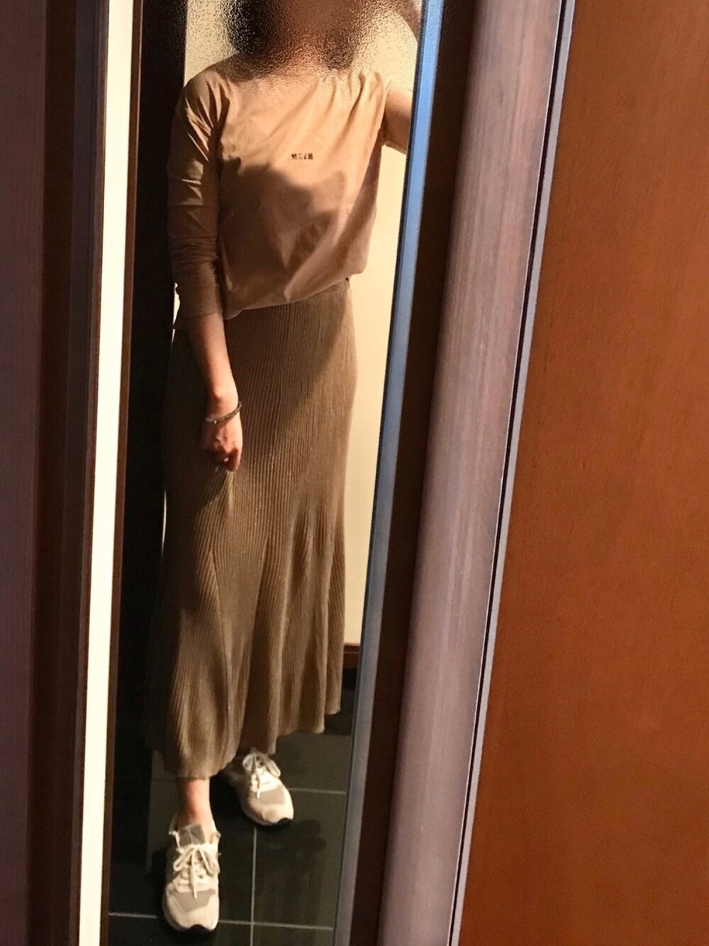 「休日スタイル、ちょっとそこまで、大人カジュアル、スカート×スニーカー、MSGM、COEL、New Balance、撮影場所が暗い問題」｜「NEW BALANCEのニューバランス new balance CM996（スニーカー、グレー系）」を使った、aliyさん（レディース・170cm）の春コーディネートの1枚目の写真