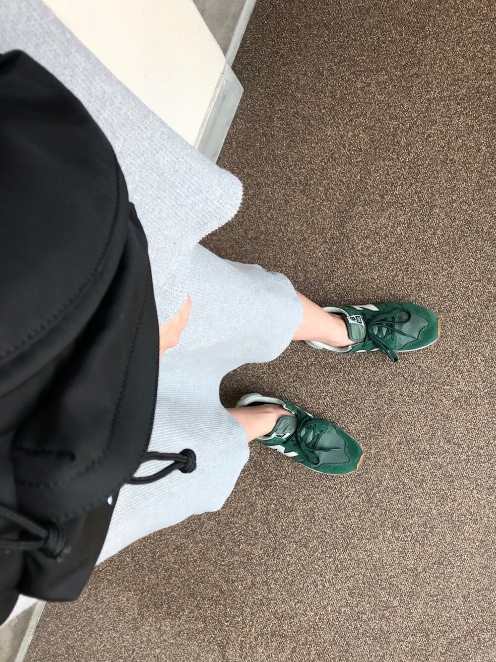 「休日スタイル、ちょっとそこまで、大人カジュアル、ワンピース×スニーカー、NEW ERA、COEL、New Balance」｜「COELのセーラーカラーワッフルサックワンピース（ワンピース、グレー系）」を使った、aliyさん（レディース・170cm）の春コーディネートの1枚目の写真
