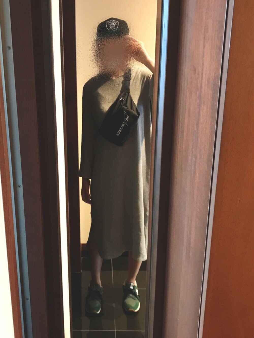 「休日スタイル、大人カジュアル、ちょっとそこまで、ワンピース×スニーカー、NEW ERA、COEL、New Balance、撮影場所が暗い問題」｜「COELのセーラーカラーワッフルサックワンピース（ワンピース、グレー系）」を使った、aliyさん（レディース・170cm）の春コーディネートの1枚目の写真