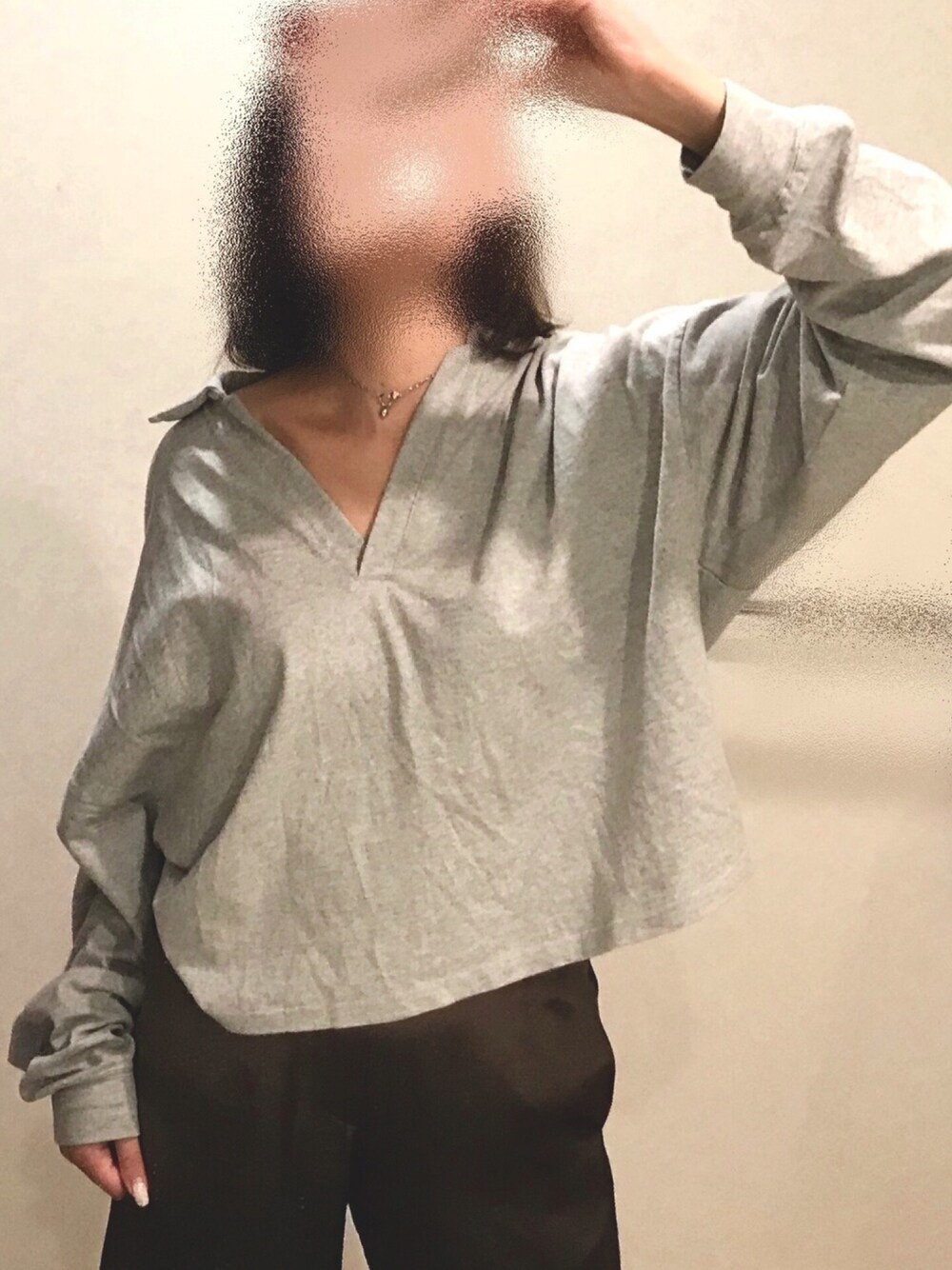 「休日スタイル、大人カジュアル、thenewhouse、tomboy、サテンパンツ」｜「THE NEWHOUSEのTOMBOY SKIPPER SHIRT (gray)（トップス、グレー系）」を使った、aliyさん（レディース・170cm）の春コーディネートの1枚目の写真