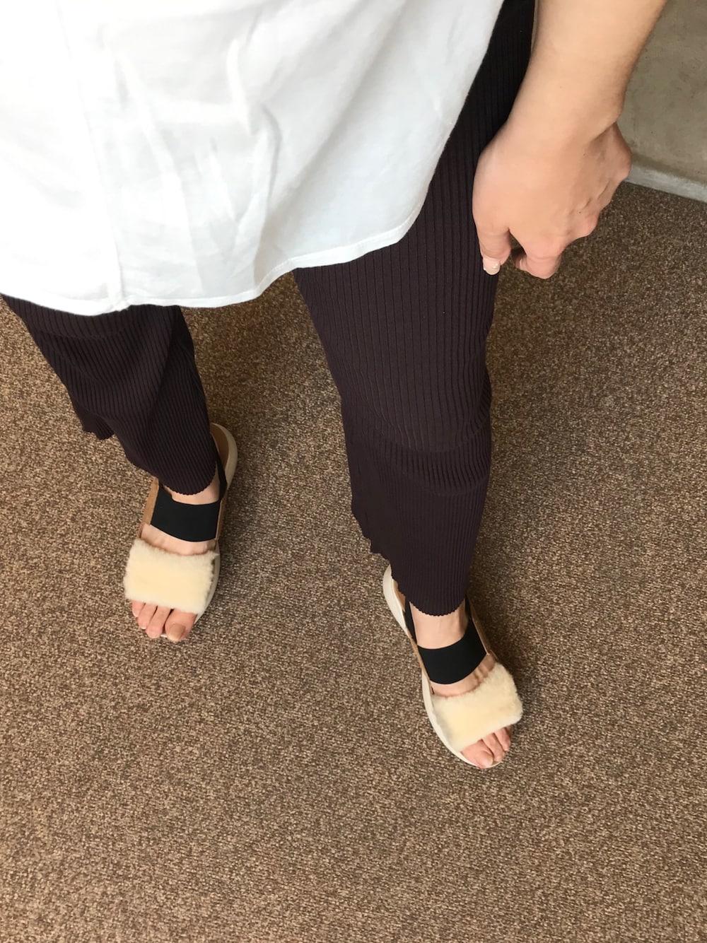 「ゆるコーデ、大人カジュアル、休日スタイル、ちょっとそこまで、ニットパンツ、gallardagalante、UGG」｜「GALLARDAGALANTEのリブパンツ（その他パンツ、ブラウン系）」を使った、aliyさん（レディース・170cm）の夏コーディネートの1枚目の写真