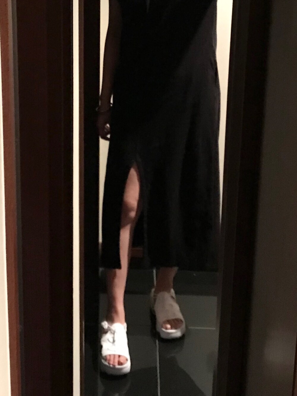 「休日スタイル、大人カジュアル、モノトーンコーデ、カットソーワンピース、COEL、NIKE」｜「COELの2WAYレースアップワンピース（ワンピース、ブラック系）」を使った、aliyさん（レディース・170cm）の夏コーディネートの1枚目の写真