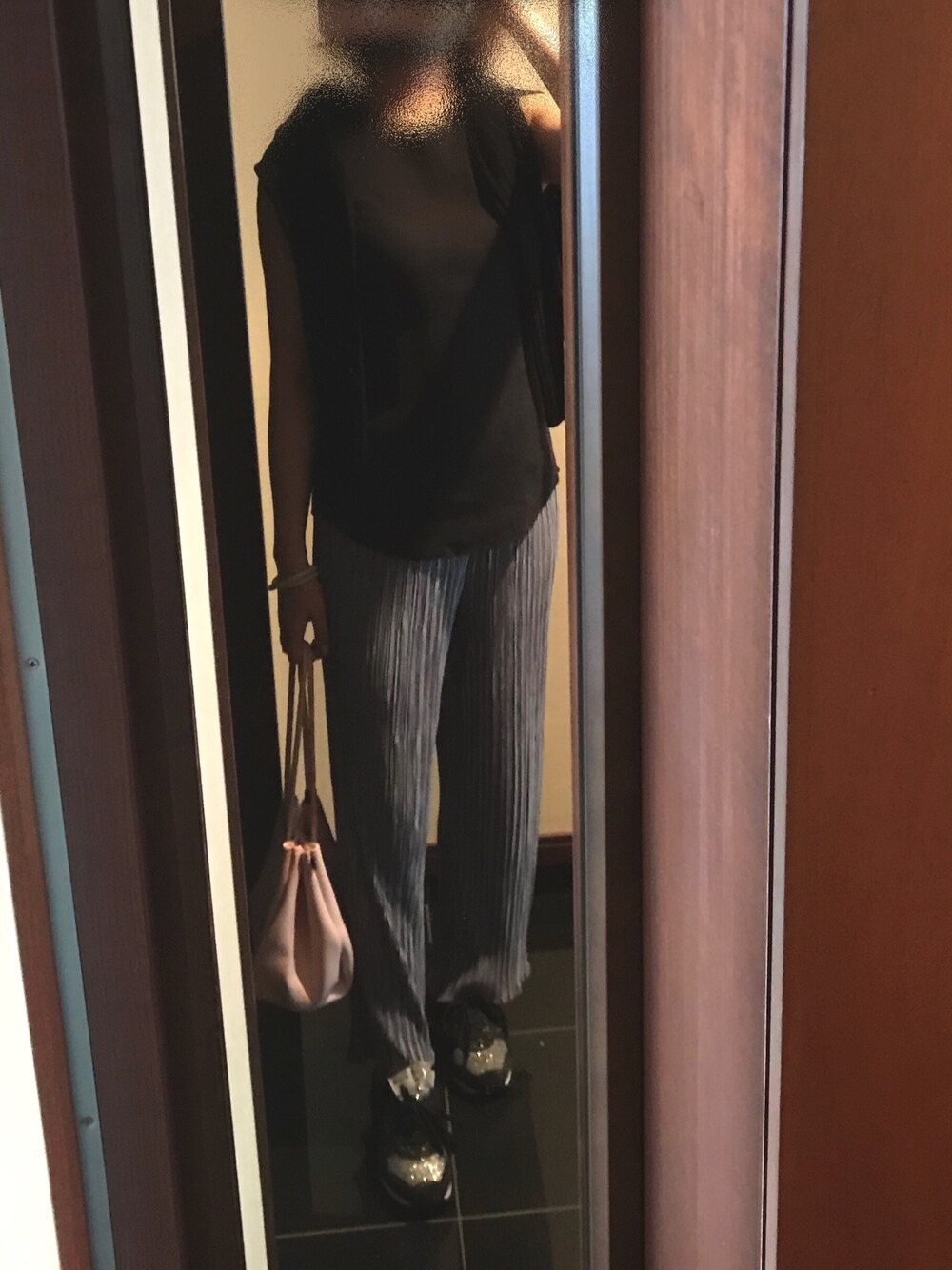 「休日スタイル、大人カジュアル、サテンパンツ、ヘッドアクセコーデ、スニーカーコーデ、gallardagalante、Atlantic STARS、CONVERSE TOKYO」｜「GALLARDAGALANTEのプリーツワイドパンツ【オンラインストア限定商品】（その他パンツ、グレー系）」を使った、aliyさん（レディース・170cm）の夏コーディネートの1枚目の写真