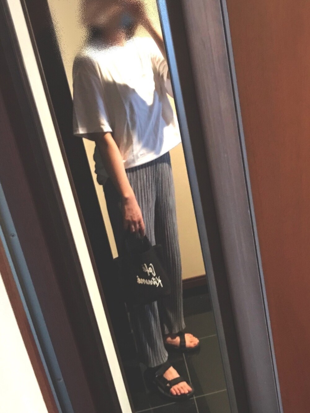 「休日スタイル、大人カジュアル、ラクチンコーデ、プリーツパンツ、MSGM、MAISON KITSUNE、gallardagalante、teva」｜「GALLARDAGALANTEのプリーツワイドパンツ【オンラインストア限定商品】（その他パンツ、グレー系）」を使った、aliyさん（レディース・170cm）の夏コーディネートの1枚目の写真