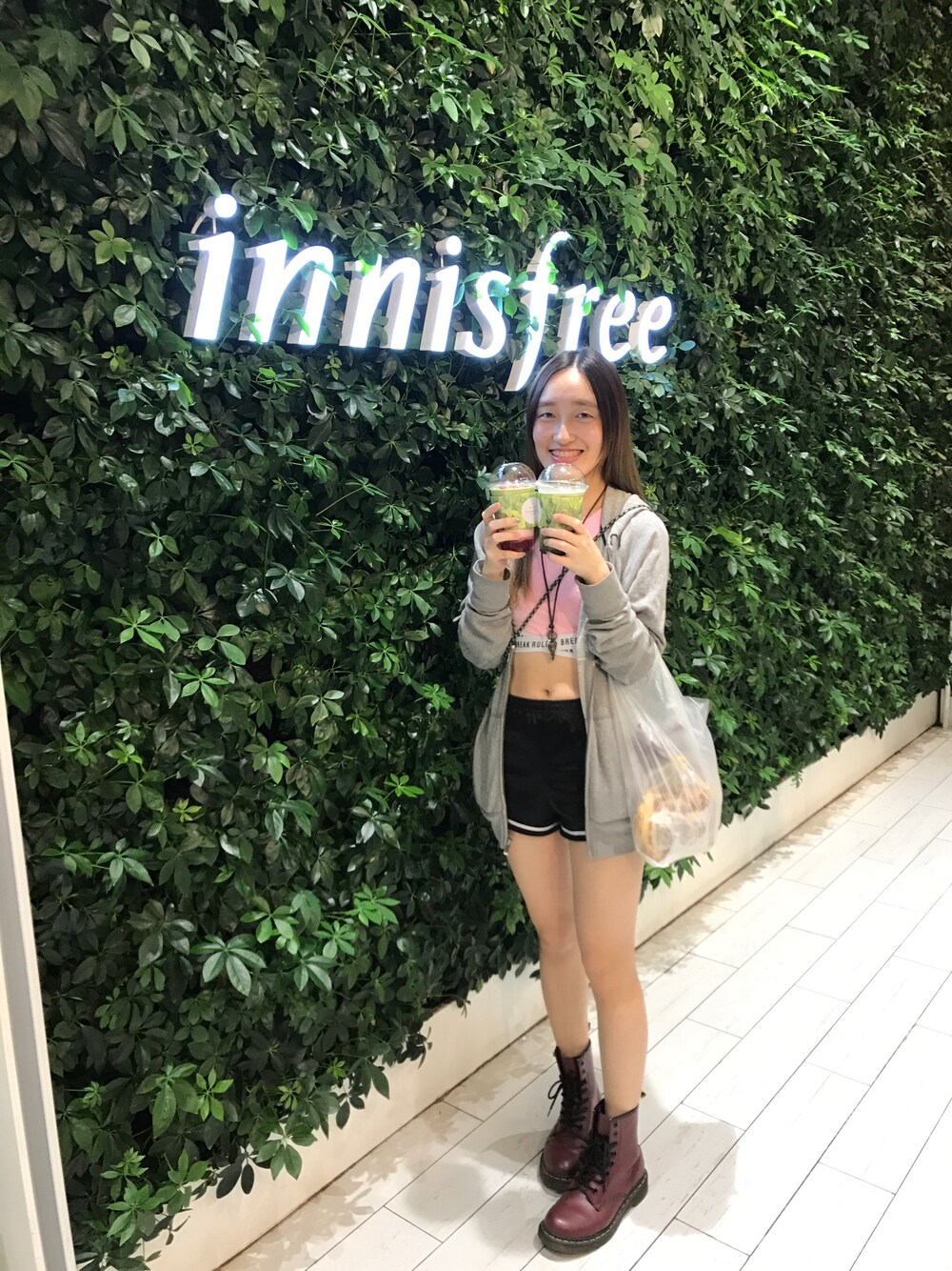「パンツスタイル、fashion」｜「Bershkaのアイテム（タンクトップ、ピンク系）」を使った、陳姿蓉さん（レディース・158cm）の春コーディネートの1枚目の写真