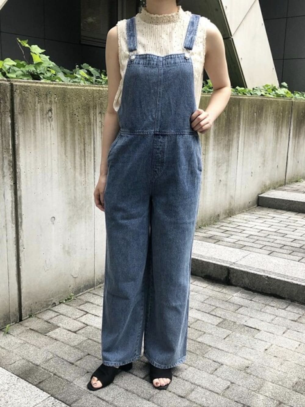 「オーバーオール、プチプラ、ドット柄、プチプラコーデ、ノースリーブブラウス、RETRO GIRL、レトロガール、ミュールサンダル」｜「RETRO GIRLのオーバーオールパンツ（サロペット/オーバーオール、ブルー系）」を使った、RETROGIRLさん（レディース・157cm）の夏コーディネートの1枚目の写真