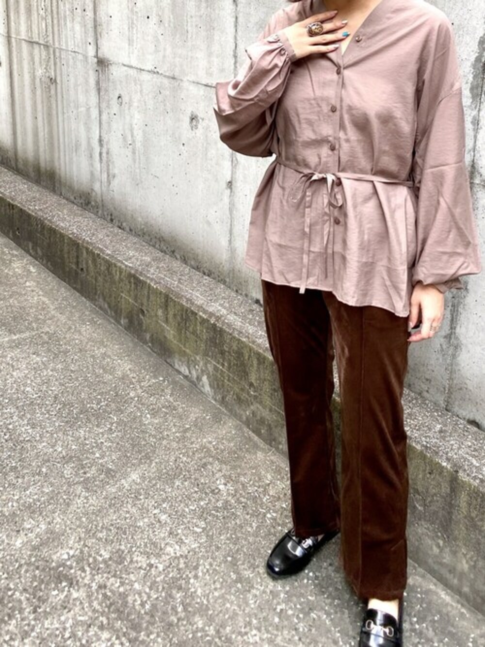 ブラウン系のシャツ/ブラウス、ブラウン系のその他パンツ、ブラック系のその他シューズを着用したレディースの秋コーディネートの1枚目の写真