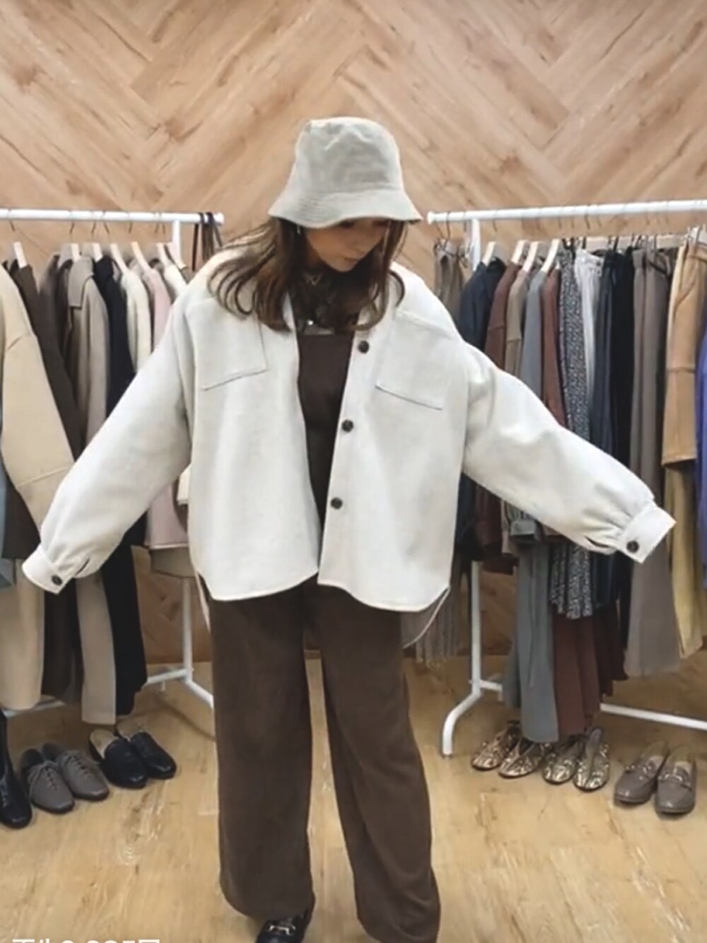 「オーバーオール、バンドカラー、コーデュロイ、バケットハット、レトロガール、プチプラ」｜「RETRO GIRLのバンドカラージャケット（その他アウター、ホワイト系）」を使った、RETROGIRLさん（レディース・161cm）の秋コーディネートの1枚目の写真