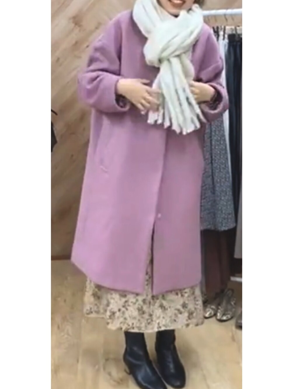 「ノーカラーコート、ピンク、ストール、マフラー、花柄、花柄ワンピース、レトロガール、プチプラ」｜「RETRO GIRLのウール混ノーカラーコート（ノーカラージャケット、ピンク系）」を使った、RETROGIRLさん（レディース・158cm）の秋コーディネートの1枚目の写真
